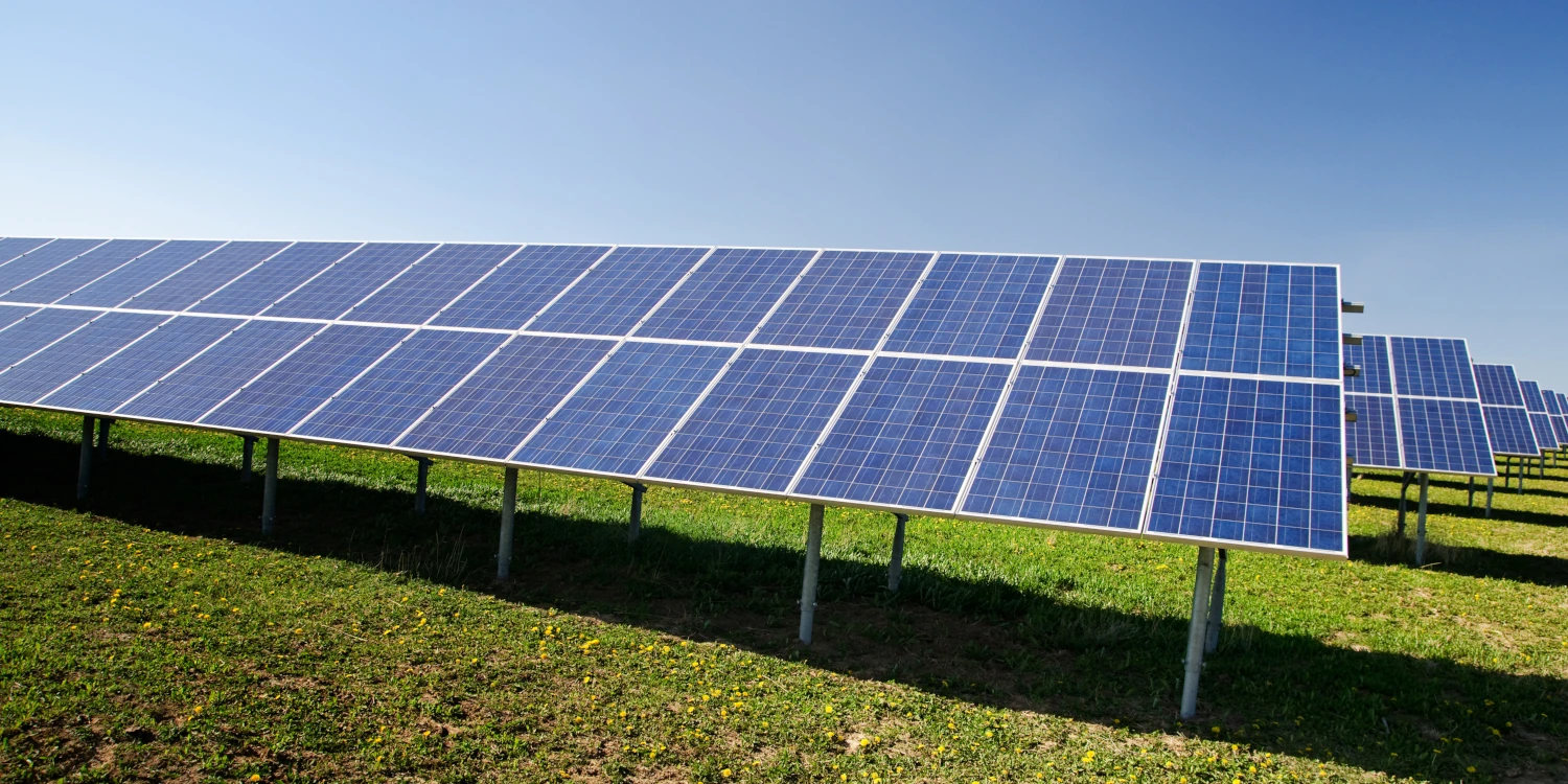 Fotovoltaïsche panelen op de grond - hoe kies je de juiste structuur?